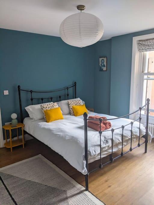 Stylish And Colourful Flat Minutes From The Beach Margate Buitenkant foto